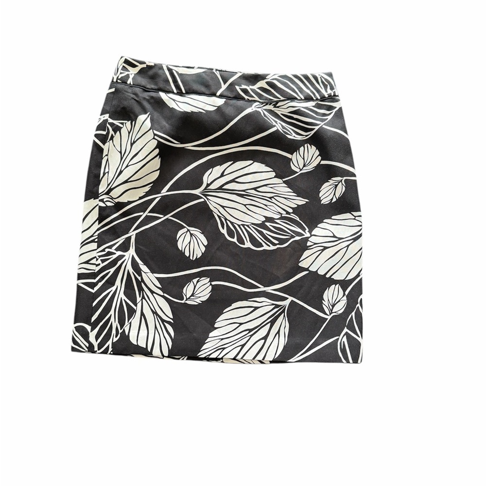 LOFT Black and White Leaf Pattern Mini Skirt NWT - image 1